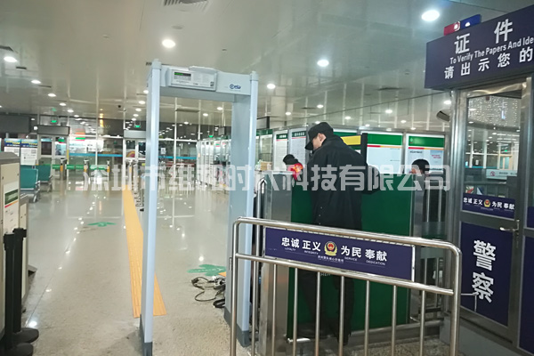 維和時(shí)代安檢門(mén)廠家為深圳機(jī)場(chǎng)汽車站供應(yīng)金屬探測(cè)安檢門(mén)[圖]