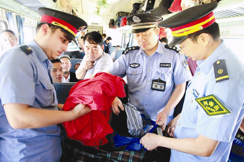 進口HI-PE安檢門與行李安檢機共同把關烏魯木齊鐵路安檢[圖]