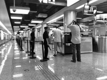 沈陽地鐵被安檢儀掃描攔截?cái)y帶菜刀女子[圖]