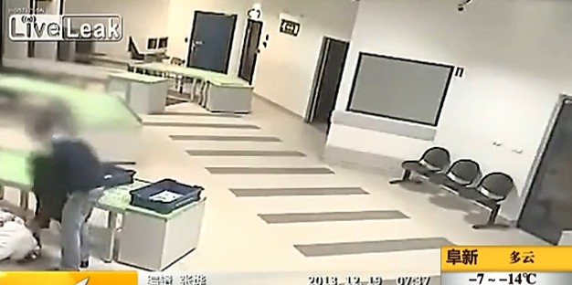 波蘭機(jī)場(chǎng)安檢門(mén)檢測(cè)員快速接住墜落嬰兒[圖]