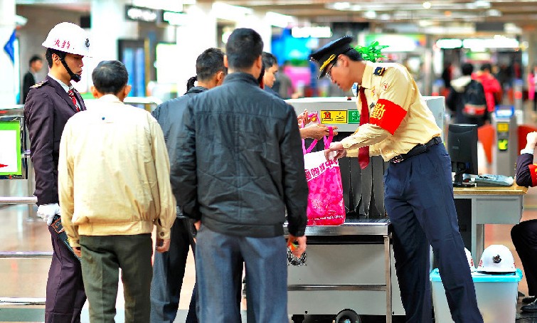 廣州地鐵安檢機行李掃描工作