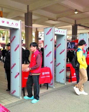廣工大學(xué)校區(qū)招聘會設(shè)置三道安檢門實行100%安檢[圖]