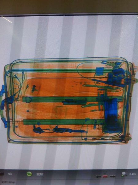 旅客逃避機(jī)場(chǎng)安檢門檢查 鞋內(nèi)藏金屬仿真槍管被查獲