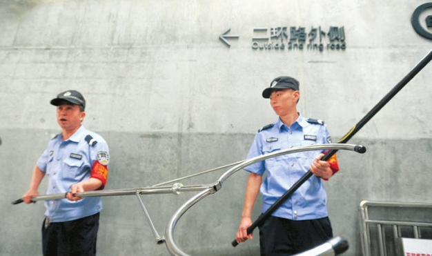 成都二環(huán)快速公交安檢采用手持液體檢測(cè)儀及防暴叉[圖]