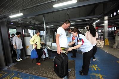 北京地鐵"人物同檢"增3車站 安檢門(mén)通道配備防爆設(shè)備
