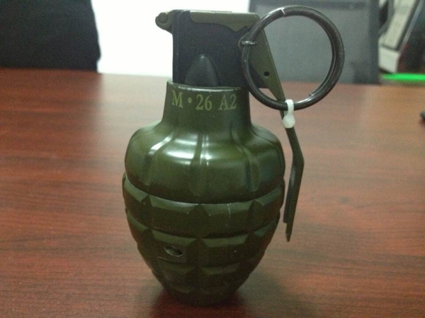 機(jī)場(chǎng)安檢機(jī)檢測(cè)標(biāo)準(zhǔn)高   新疆博樂發(fā)現(xiàn)手雷式打火機(jī)[圖]