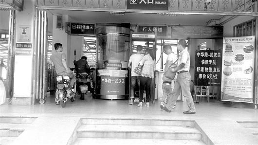 中華路武漢關(guān)碼頭安檢門形同虛設(shè)(圖)