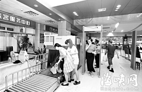 福州汽車北站增設(shè)安檢門 旅客、行李逢過必檢(組圖)