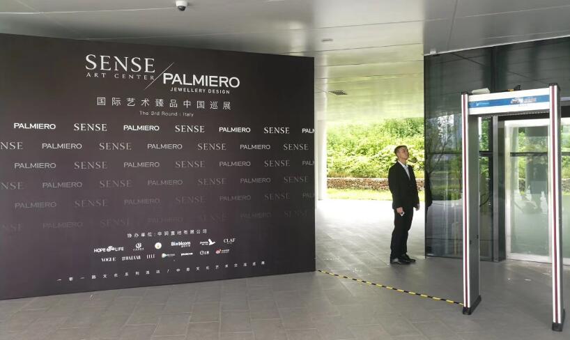 國際藝術(shù)臻品中國巡展會(huì)采用維和時(shí)代安檢門廠家供應(yīng)的金屬探測門[圖]