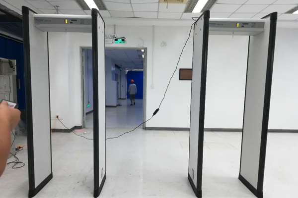 中山電子廠采用rapiscan metor6s進(jìn)口金屬探測安檢門檢測電子芯片（圖）