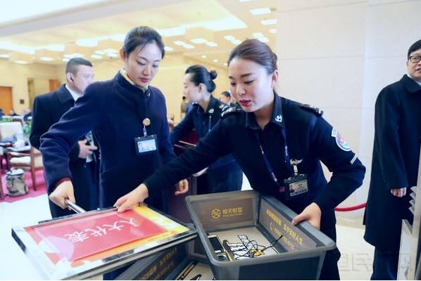 金屬探測門廠家：首都機場安保公司安檢員呂澤鑫為行業(yè)表率