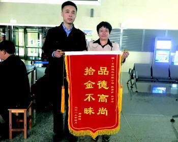 車站安檢門檢測很重要：女士將包遺落車站日照車站安檢處！