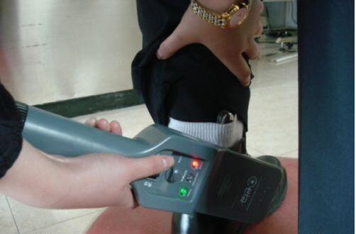 安檢門廠家提示：一旅客安檢時將打火機藏襪中被取消乘機資格