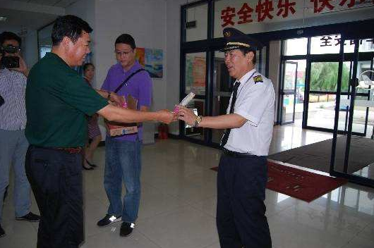 金屬探測(cè)安檢門廠家：烏魯木齊安檢總站關(guān)愛(ài)老年旅客