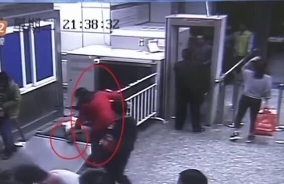 金屬安檢門品牌：過(guò)安檢順手牽羊還不認(rèn)錯(cuò)女子被行拘5天