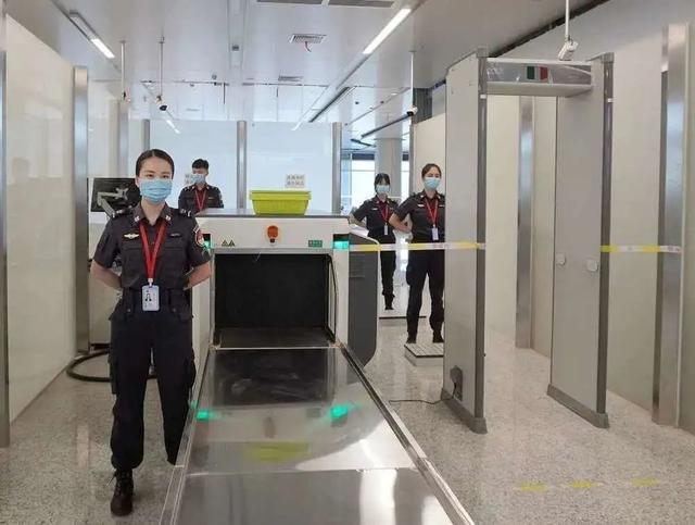 玉林機(jī)場(chǎng)安檢門檢測(cè)口探測(cè)發(fā)現(xiàn)危險(xiǎn)物品[圖]