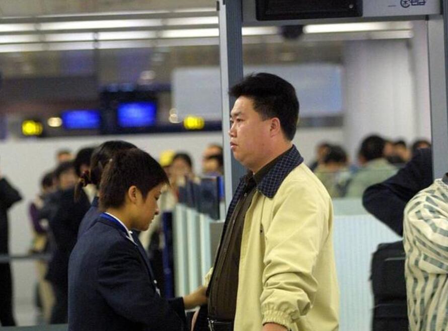 小知識：身上有鋼板能坐飛機(jī)通過安檢門的檢測？.jpg