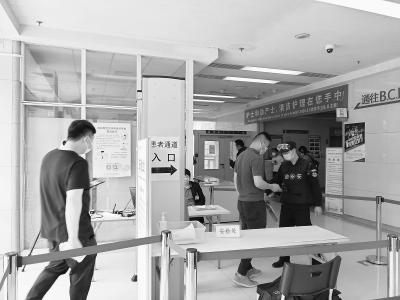 探訪醫院安全秩序管理現狀：進大樓多了道安檢門.jpeg