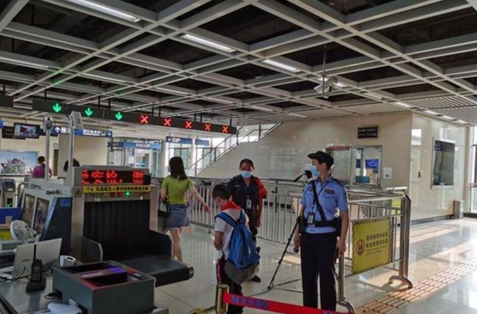 學(xué)校安檢任務(wù)重采用測(cè)溫安檢門檢測(cè)體溫保安全