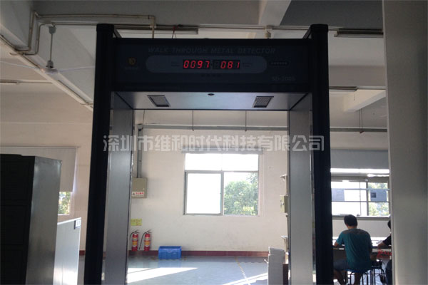 學(xué)校安檢門檢測(cè)方案：測(cè)溫安檢門配套手持金屬探測(cè)器保安全