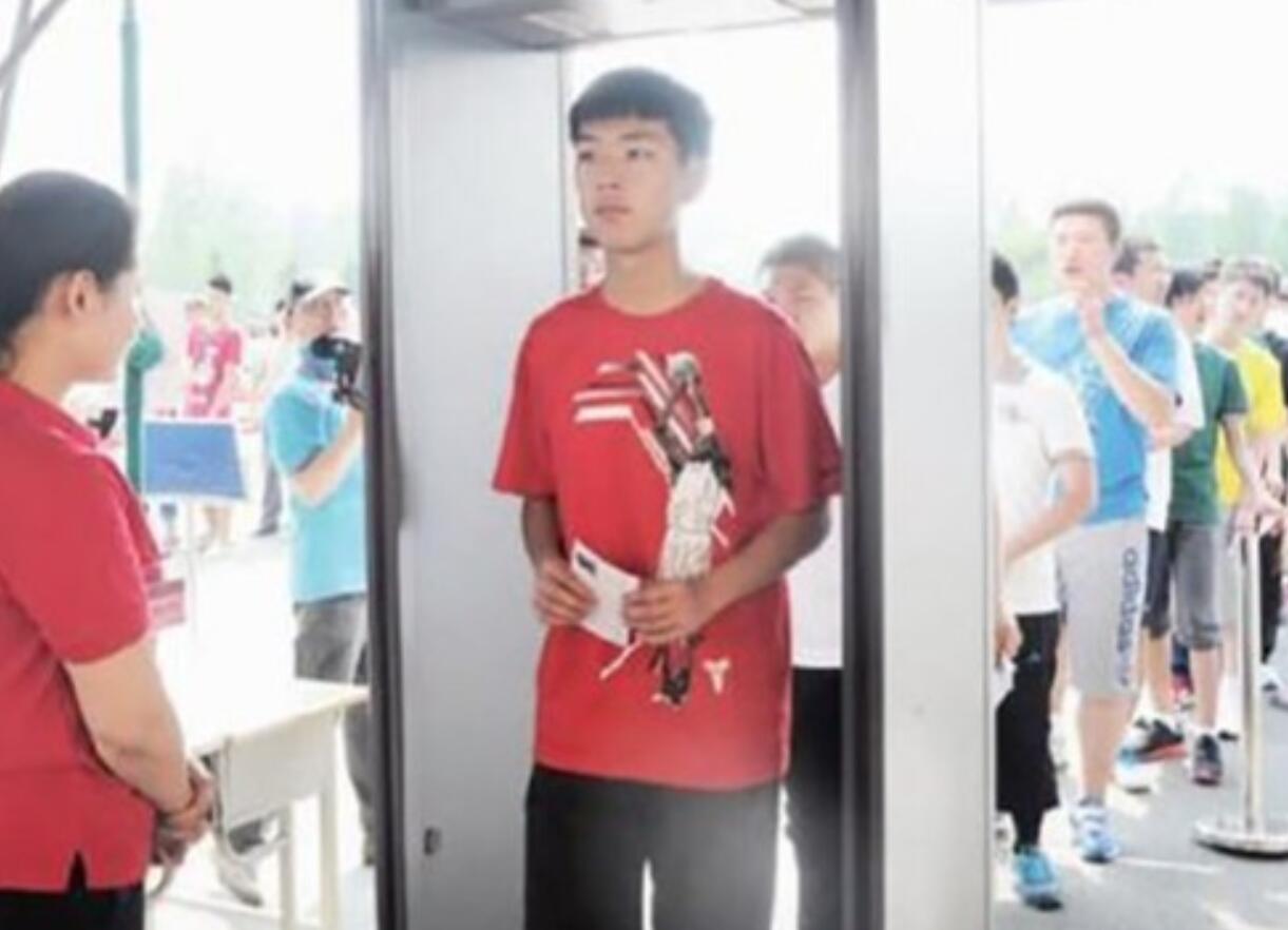 維和時(shí)代金屬探測(cè)安檢門為汕尾華僑管理區(qū)中心小學(xué)安保工作保安全