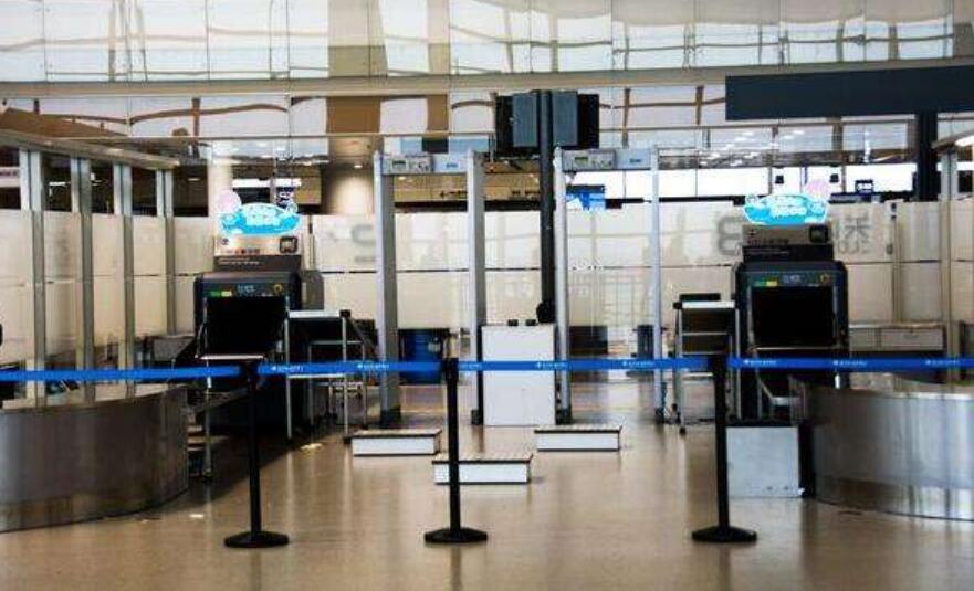 大慶機(jī)場(chǎng)安檢門通道探測(cè)查獲配刀助安全[圖]