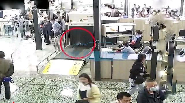 湖南吉首火車站安檢門通道發(fā)生一起惡搞事件[圖]