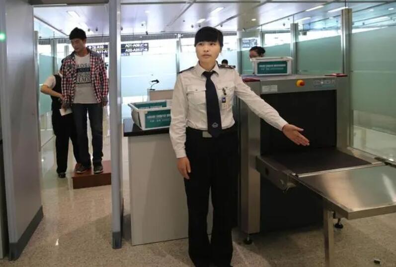 女性進(jìn)入安檢門通道時(shí)，安檢員會(huì)感到尷尬嗎？過安檢的注意事項(xiàng)-2.jpg